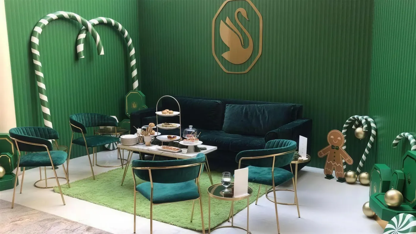 Salón verde con cisne dorado para Swarovski
