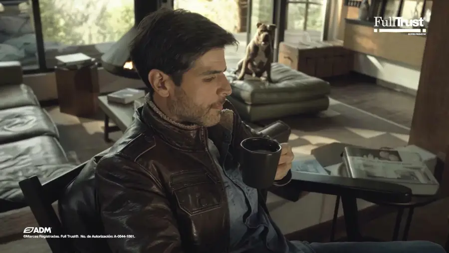 Fotograma de comercial FullTrust: hombre en una sala