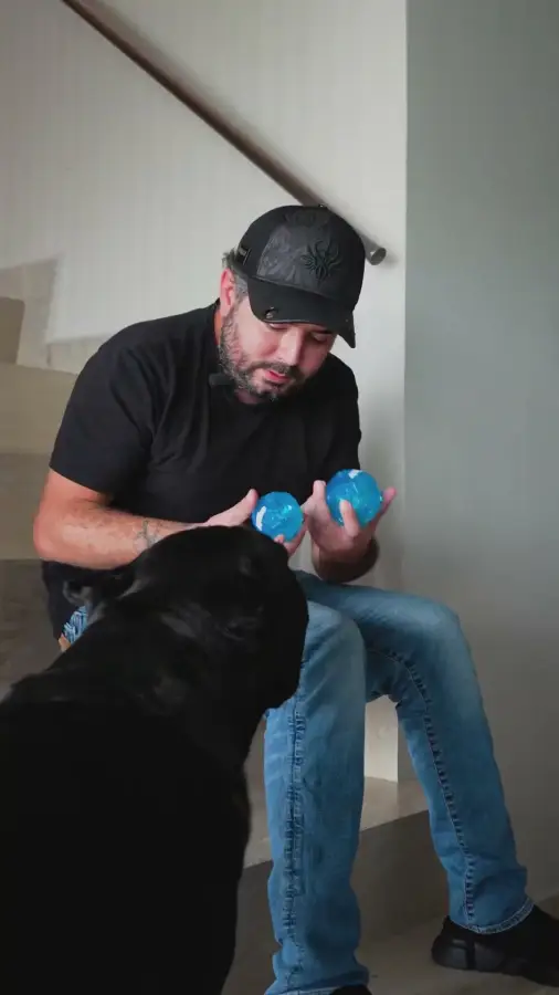 Creador de contenido con su perro para una campaña UGC